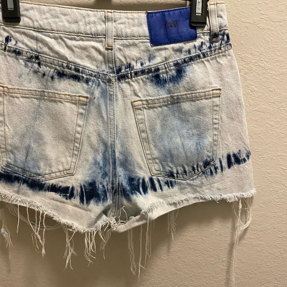 Zara High Waisted Tie Dye Distressed Jean Shorts Size 4 - Picture 6 of 9
